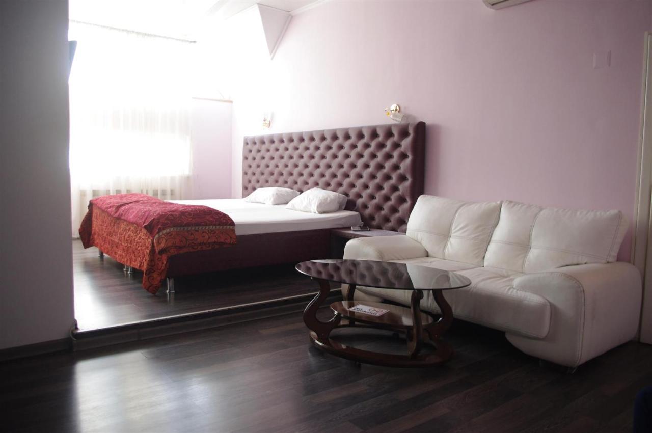Emperum Nelson Hotel Chisinau Luaran gambar