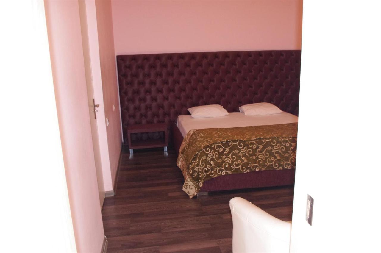 Emperum Nelson Hotel Chisinau Luaran gambar