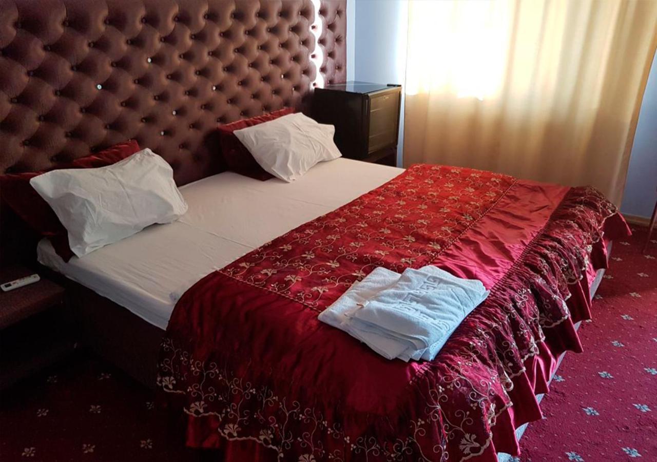 Emperum Nelson Hotel Chisinau Luaran gambar